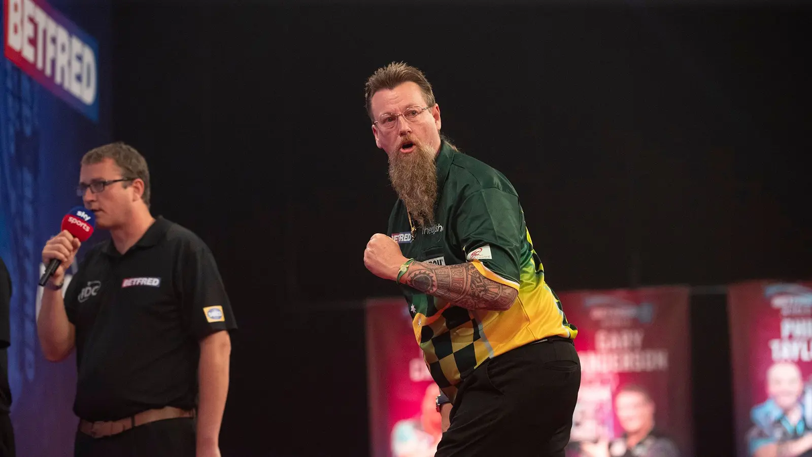 Simon whitlock celebrates at world matchplay darts