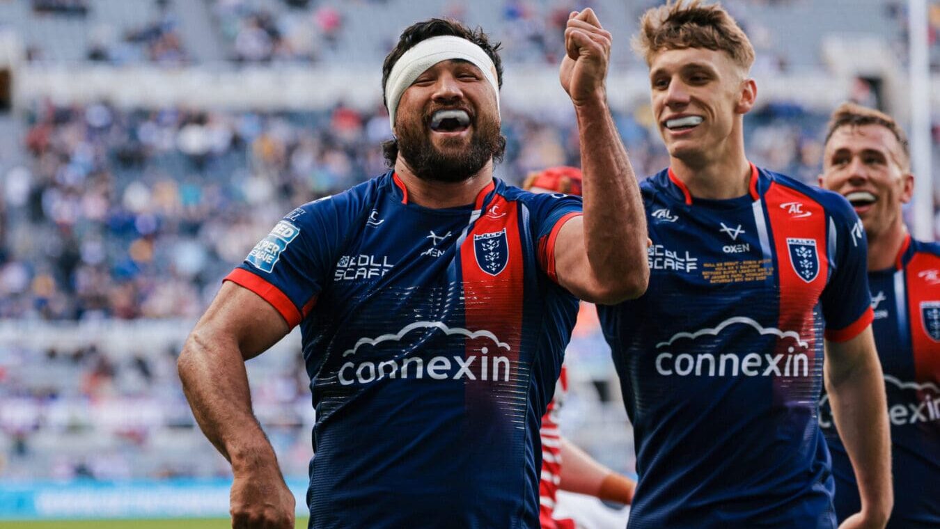 Peta hiku celebrates hull kr v salford